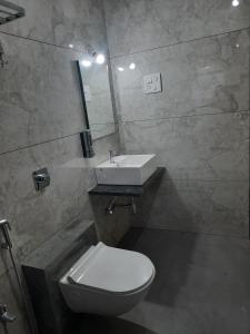 马尔万Raapan Beach Resort的浴室配有白色卫生间和盥洗盆。