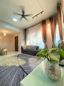 甲抛峇底Homestay Aalaiya Bertam Kepala Batas - Fully Aircond的客厅配有床和沙发