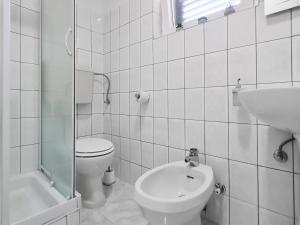 维甘Apartments Sugor-70m from sea的白色的浴室设有卫生间和水槽。