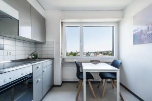 克罗伊茨林根Cooldis 8 !Gratis Parken, Free Parking!的厨房配有桌椅和窗户。