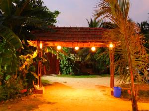 加尔各答Gram Bangla Retreat的夜晚在院子中间的一个凉亭