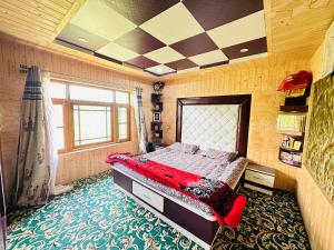 古尔马尔格Sheen Homestay的一间带床的卧室,位于带窗户的房间内