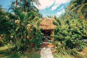 吉利特拉旺安椰子花园度假酒店的棕榈树花园度假屋