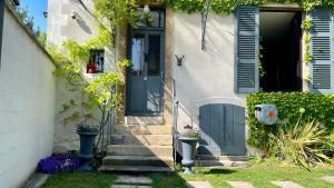 博讷MonCoeur, maison et jardin à 700 m des Hospices de Beaune的蓝色门和楼梯的房子