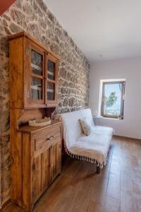 萨莫色雷斯Annas Horizon的配有木制橱柜和椅子的房间