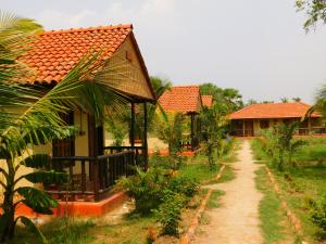 加尔各答Gram Bangla Retreat的院子旁有土路的房子