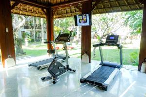沙努尔格莱亚桑川海滩度假酒店的健身房提供3辆健身自行车和笔记本电脑