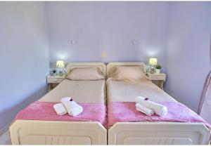MelíssiaVintage Resort Studio 9的一间卧室配有两张带毛巾的床