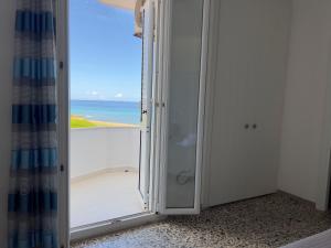 卡斯特尔萨多卡斯泰尔萨多杜马斯海滩酒店的带淋浴的浴室,享有海景。