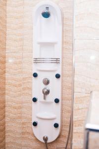 阿鲁沙Kerama Silent Lodge的浴室墙上的白色遥控器