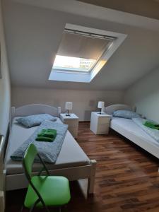 克雷费尔德Appartement Krefeld-City的一间卧室设有两张床和天窗