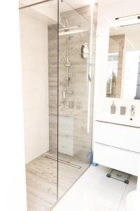 凯尔采Chill Apartments Jurajska Plaza Kielce Targi的浴室里设有玻璃门淋浴