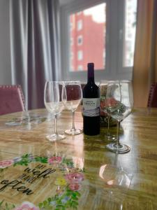 卡尔佩Atlantico Beach Sea View的桌子上放有一瓶葡萄酒和三杯酒
