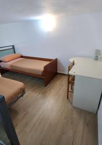 巴勒莫Casa Vacanze da Peppe的客房设有两张床和一张书桌