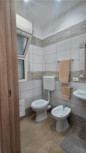 巴勒莫Casa Vacanze da Peppe的一间带卫生间和水槽的浴室