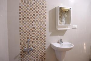 马迪凯里Coorg Nature Breeze Homestay的一间带水槽和镜子的浴室