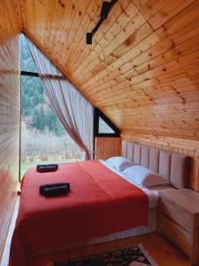 OniIano的木制客房的一张床铺,设有大窗户