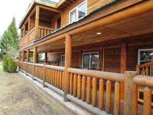 西黄石黄石江山旅馆的一座带木栏杆的大型木制房屋