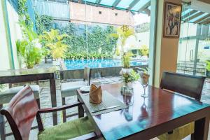 康提Hotel Casamara的享有泳池景致的餐桌和椅子