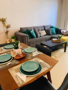 拉斯阿尔卡麦Beach Dream - a luxury 1 bedroom apartment with direct beach access的客厅配有带绿板的桌子