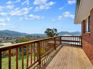 MoonahSpacious Home in West Moonah, Hobart的市景木制阳台