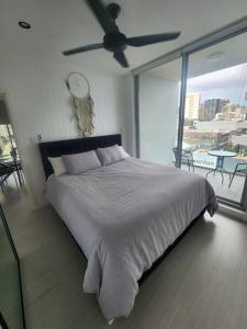 悉尼Bondi Junction Beauty的一间卧室配有一张大床和吊扇