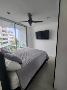 悉尼Bondi Junction Beauty的一间卧室配有一张床和吊扇