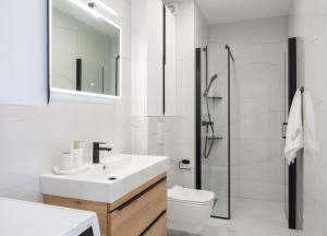 普罗马尼亚A&D Deluxe apartments Dani with swimming pool的一间带水槽、卫生间和淋浴的浴室