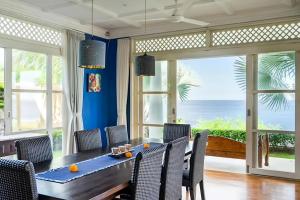 八丹拜Raaga Samudra Villa的一间配备有桌椅的海景用餐室