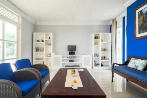 八丹拜Raaga Samudra Villa的客厅配有咖啡桌和蓝色椅子