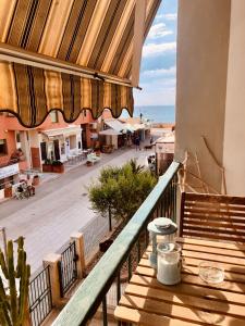 康培斯Appartamenti vicini al mare a Giglio campese的阳台配有桌子,享有海景。