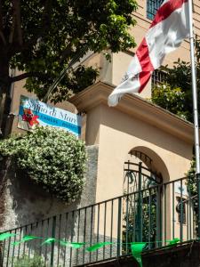 卡莫利索菲欧迪马雷酒店的建筑物前悬挂的旗帜