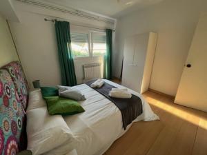 拉科鲁尼亚casa culleredo的一间卧室配有一张带绿色枕头的大床