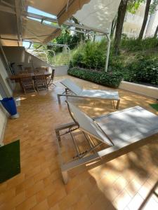 卡奥莱Casa Roberta con favolosa terrazza privata的庭院设有2把躺椅和遮阳伞