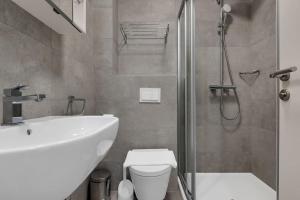 普罗马尼亚Brotis - StudioApartment的一间带水槽、淋浴和卫生间的浴室