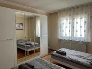 罗登巴赫Maisonettewohnung mit Terrasse und Homeoffice的一间卧室配有两张床和镜子