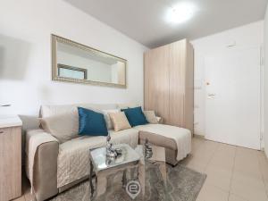 夸尔图-圣埃莱娜Zaffiro Apartment的带沙发和镜子的客厅