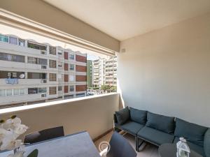 夸尔图-圣埃莱娜Zaffiro Apartment的带沙发和大窗户的客厅