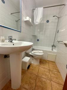 埃斯普霍斯AT Espalmador Formentera rustick的白色的浴室设有水槽和卫生间。