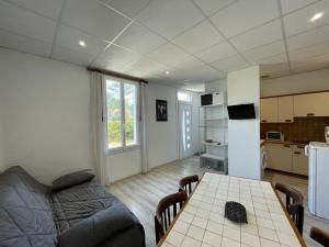 卡布勒通Appartement cosy avec terrasse, jardin et parking à 200m de la plage - FR-1-413-111的客厅配有沙发和桌子