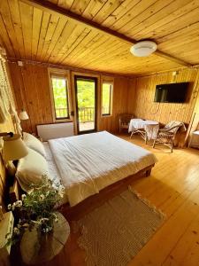 KorchinHouse Girska Rika的木制客房内的一间卧室配有一张大床