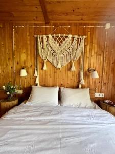 KorchinHouse Girska Rika的卧室配有白色的木墙床
