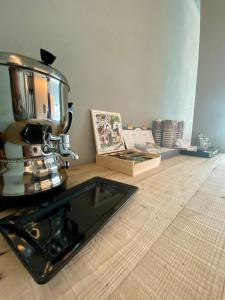 阿夏戈若兹尔酒店的咖啡机坐在房间里