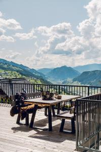 斯拉德明Chalet W - auf der Planai -zu jeder Jahreszeit的山景甲板上的野餐桌