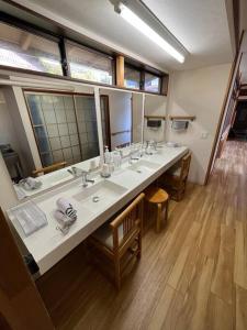 出云市オオヤシロSTAY旅音的一间带三个水槽和大镜子的浴室