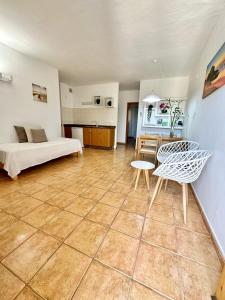 埃斯普霍斯AT Espalmador Formentera rustick的配有床、桌子和沙发的房间