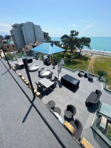 科布列季HOTEL SABA的享有带椅子和遮阳伞的天井的顶部景致