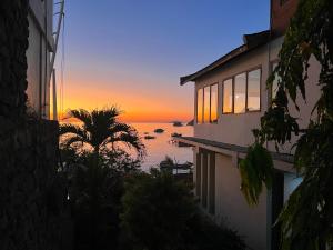 纳闽巴霍蓝鹦鹉酒店的日落时分从房子欣赏海景