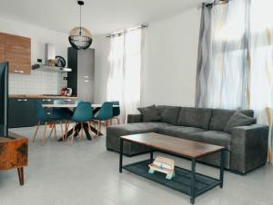 迪亚诺卡斯泰洛Casa Relax Diano Castello的客厅配有沙发和桌子