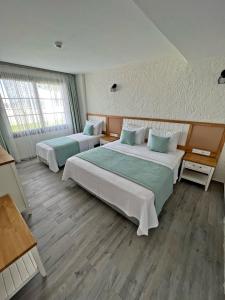 切什梅Vahide Dalyan的酒店客房带两张床和两个窗户